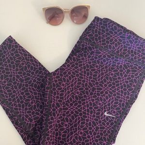 NIKE Cropped Leggings